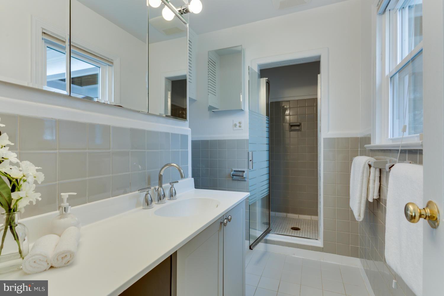 6208 Wedgewood Road Bethesda, MD 20817 - Photo 14 of 26 Bath (Master)