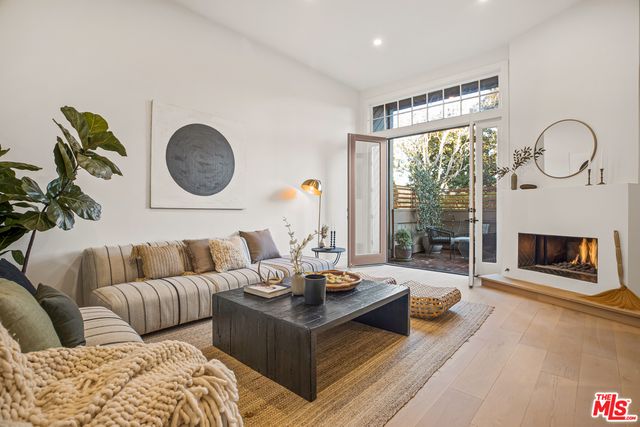 $2,305,000 | 323 San Vicente Boulevard, Unit 8, Santa Monica, CA 90402