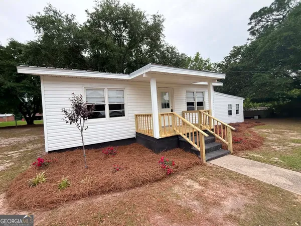 a view of a house with backyard