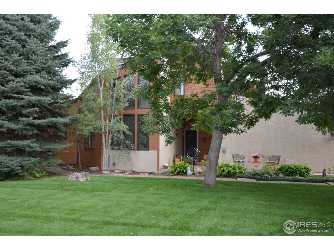 5889 Niwot Road Longmont, CO 80503 - Photo 3 of 20 a front view of a house with garden