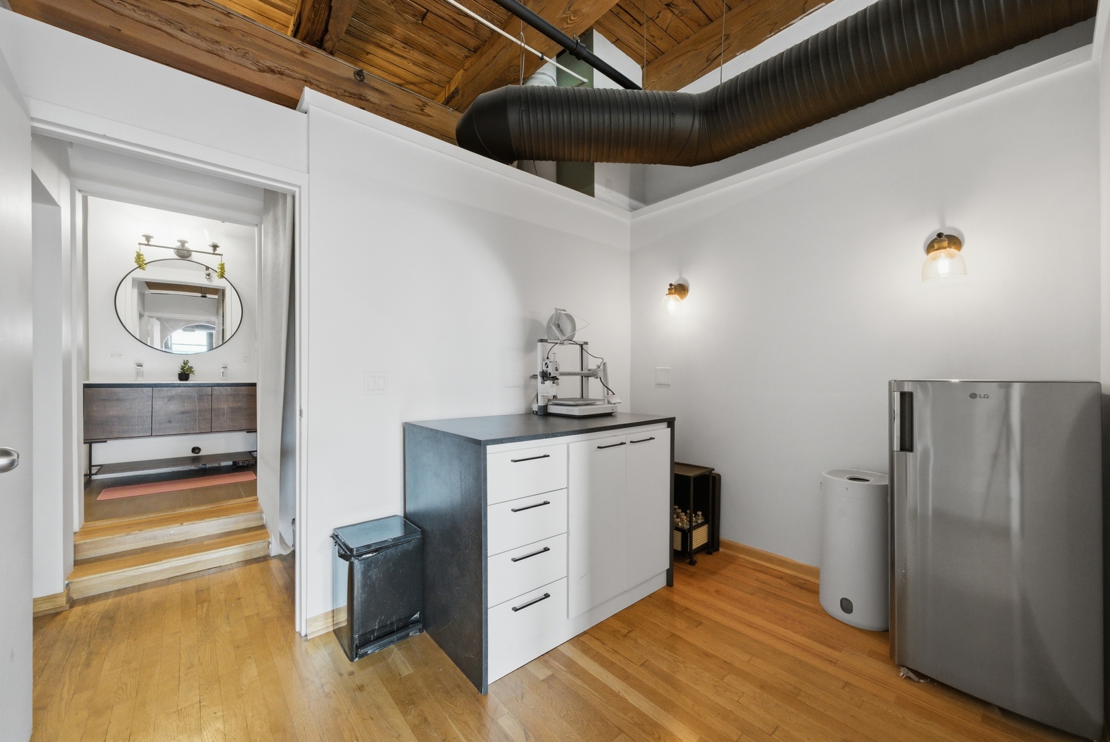 400 South Green Street, Unit 310 Chicago, IL 60607 - Photo 32 of 43 a kitchen with a refrigerator and countertop