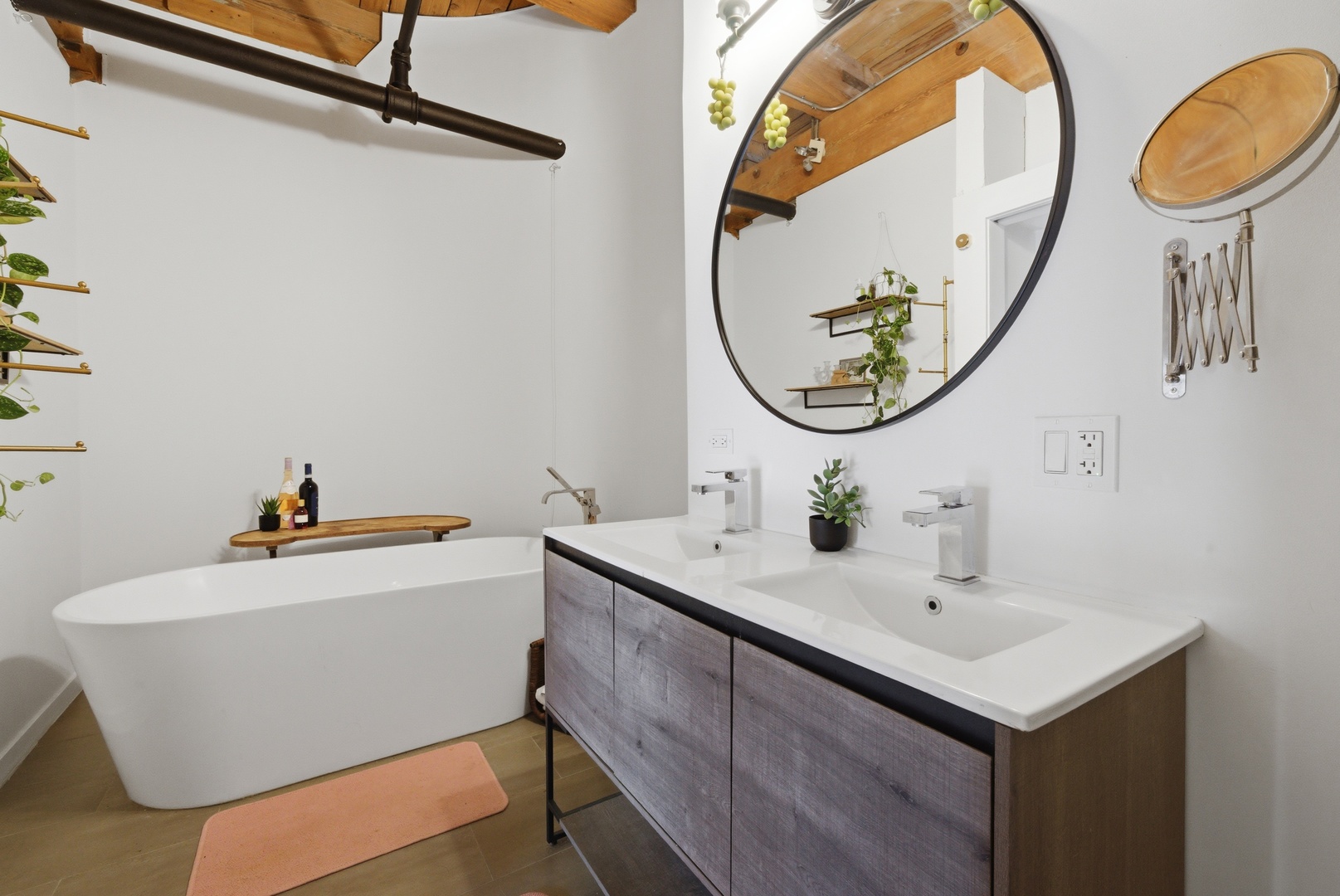 400 South Green Street, Unit 310 Chicago, IL 60607 - Photo 34 of 43 a bathroom with a sink a mirror and a bathtub