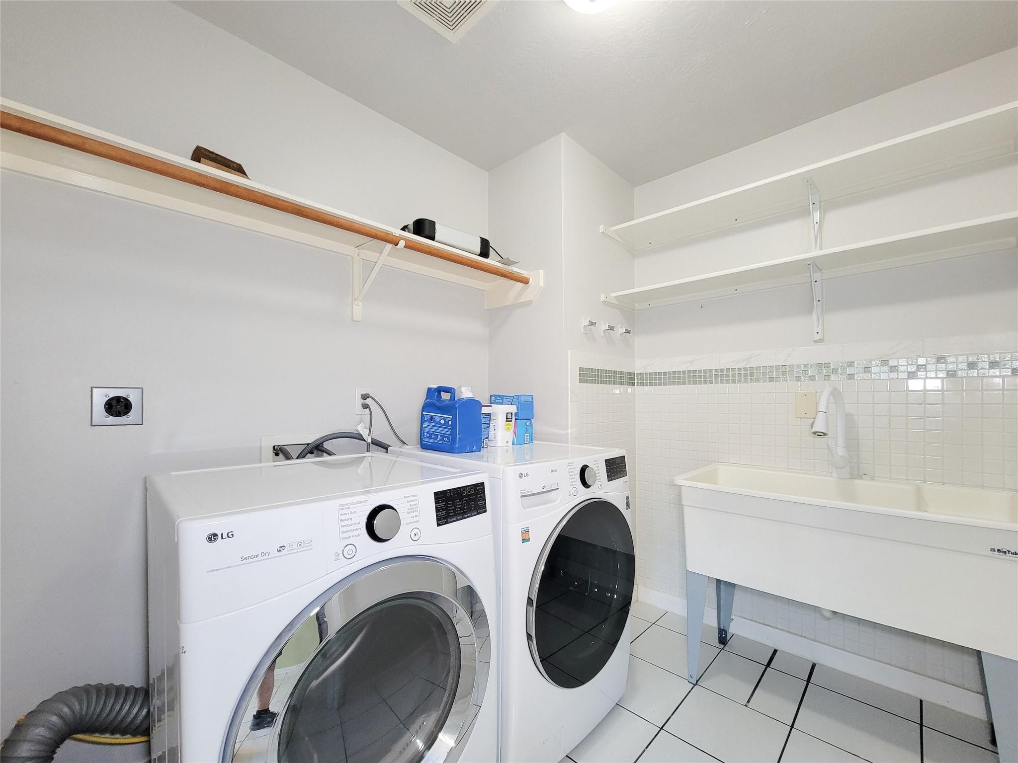 23327 Sandpiper Trail Spring, TX 77373 - Photo 14 of 22 a utility room with dryer and washer
