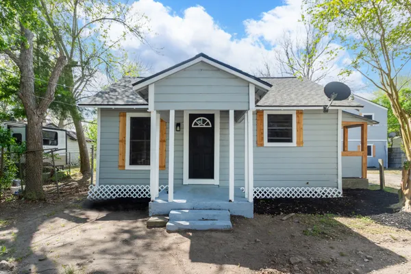 $1,450 | 211 West South Street, Alvin, TX 77511