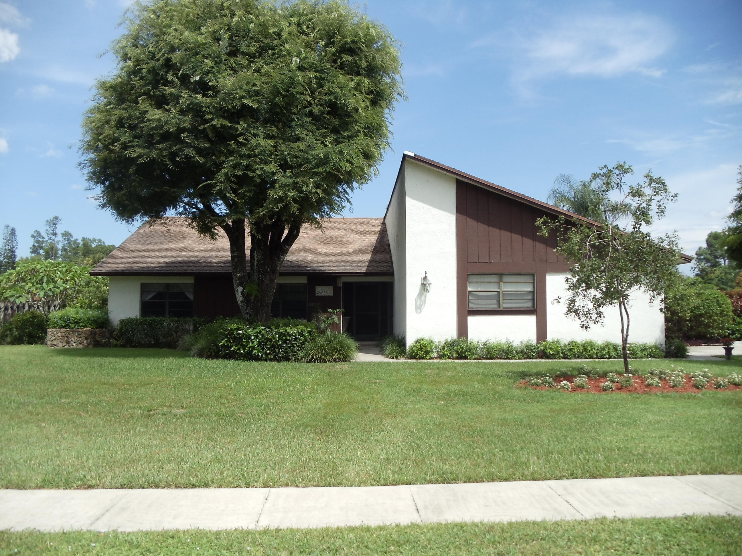 512 Old Country Road South Wellington, FL 33414 - Photo 1 of 28 Front of House