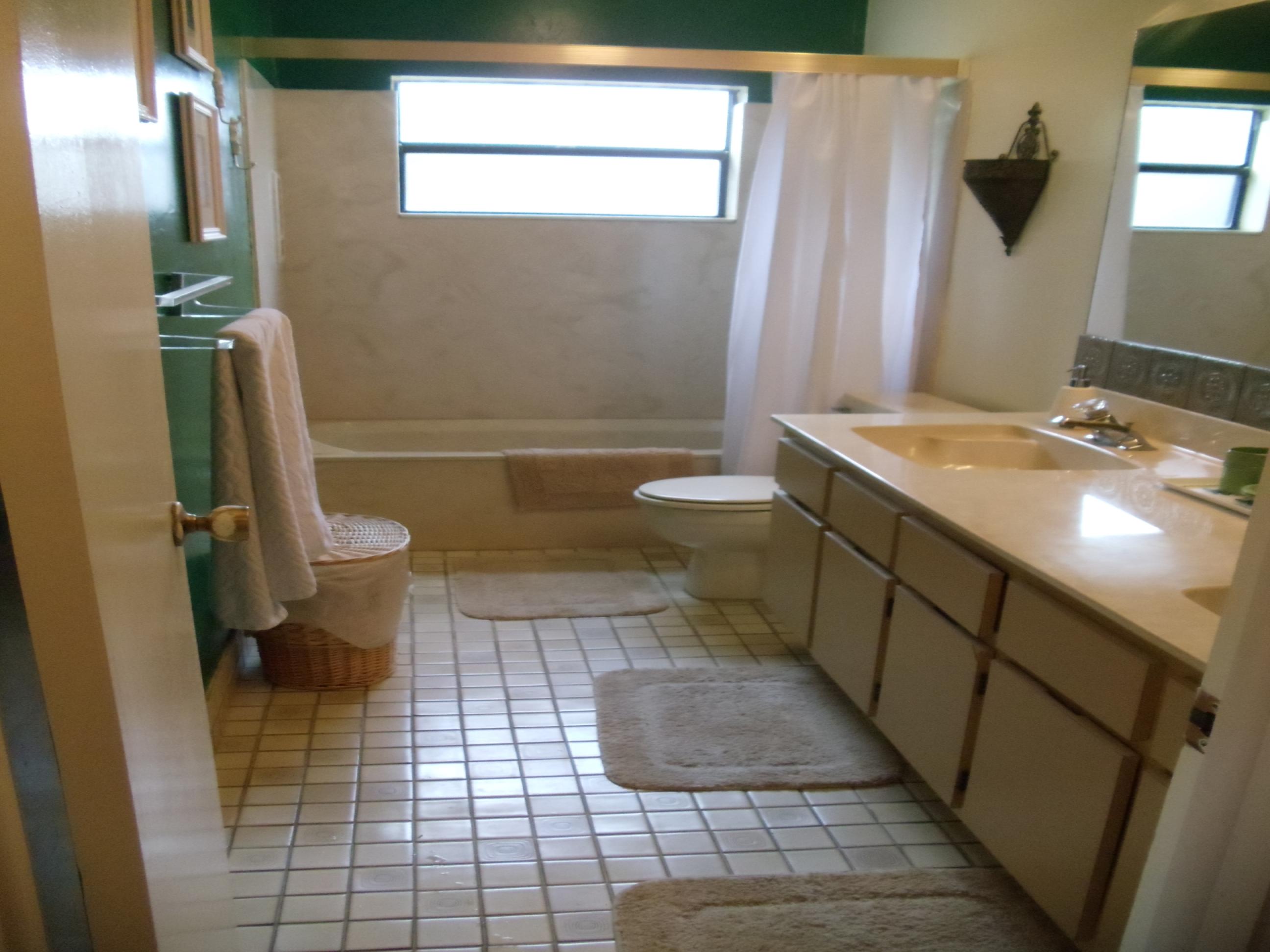 512 Old Country Road South Wellington, FL 33414 - Photo 20 of 28 Guest Bath