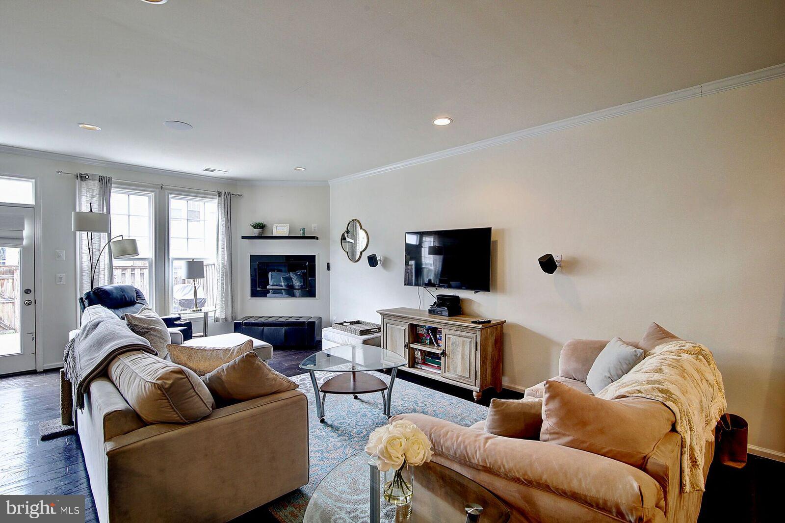 42318 Benfold Square Brambleton, VA 20148 - Photo 7 of 18 Family Room