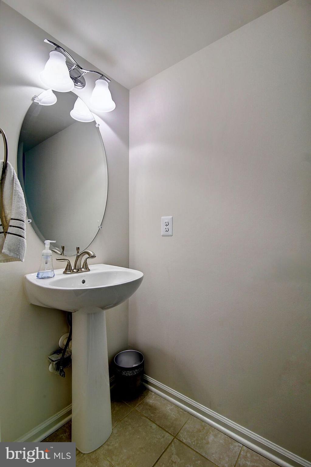 42318 Benfold Square Brambleton, VA 20148 - Photo 9 of 18 Powder Room