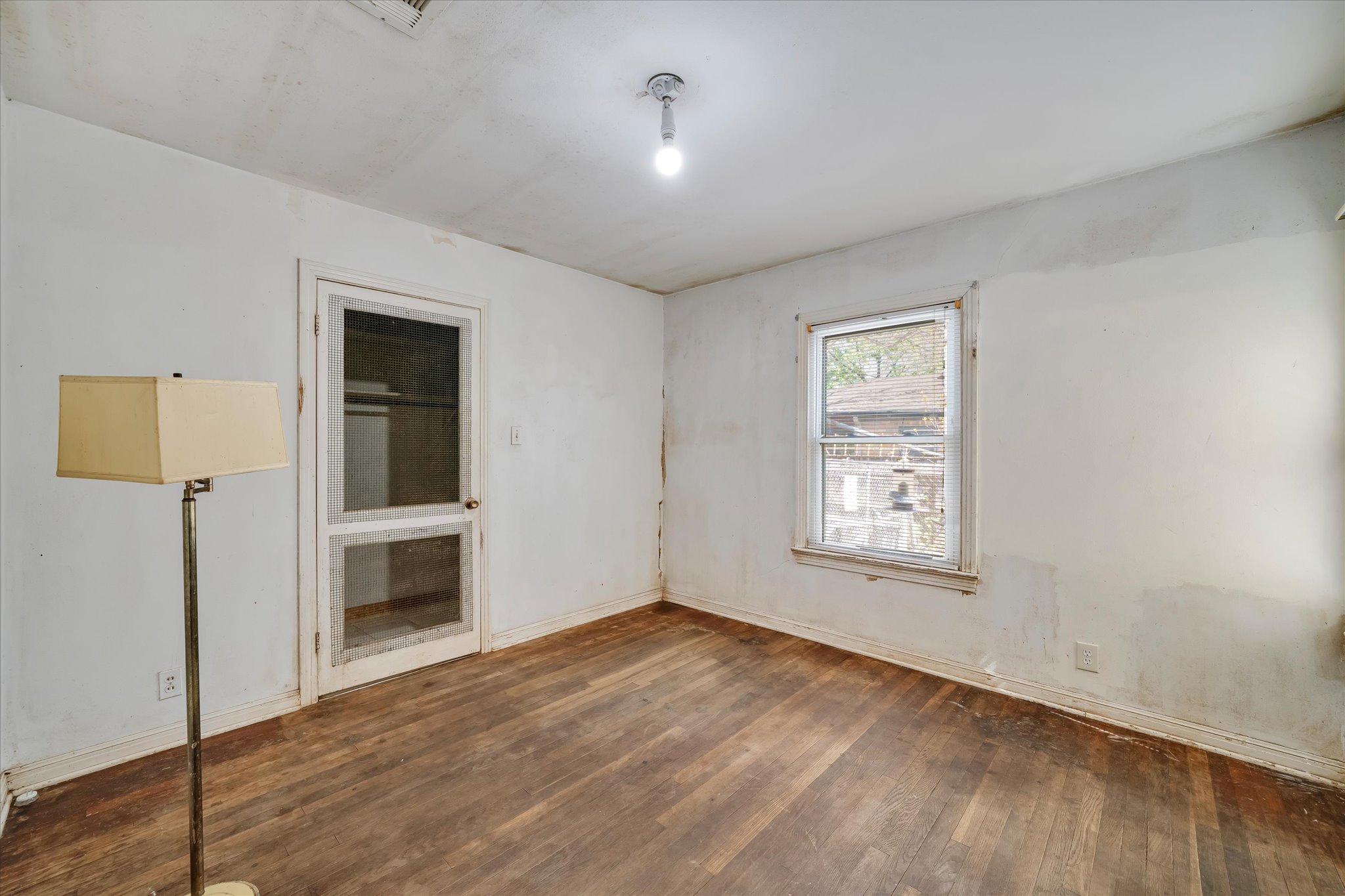 1206 Ruth Avenue Austin, TX 78757 - Photo 19 of 37 an empty room with windows and closet