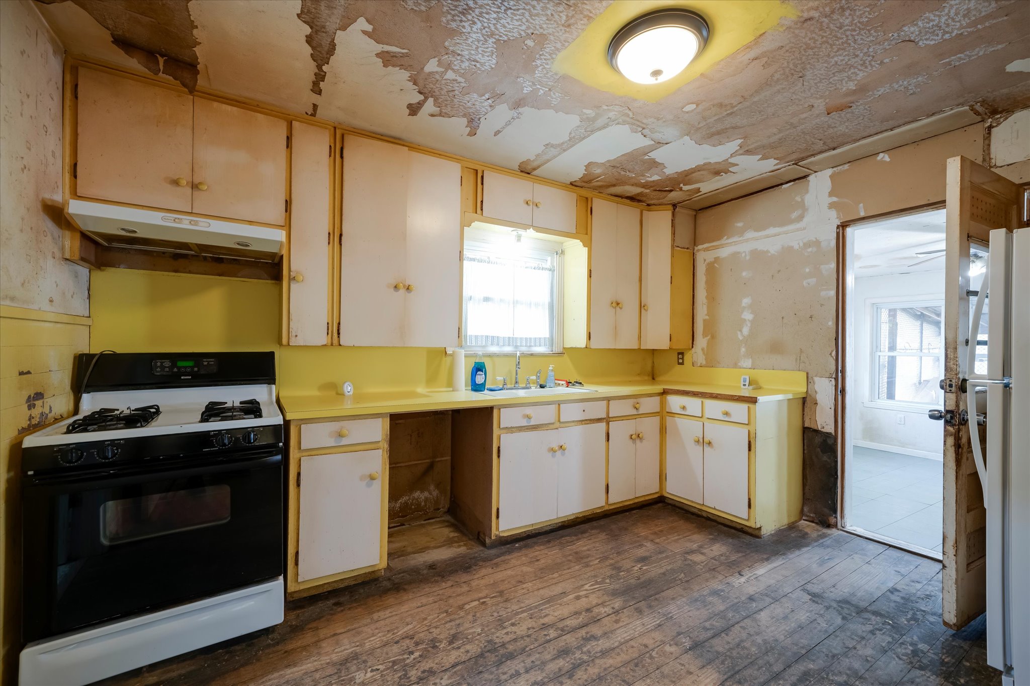 1206 Ruth Avenue Austin, TX 78757 - Photo 34 of 37 a kitchen with a stove and a sink