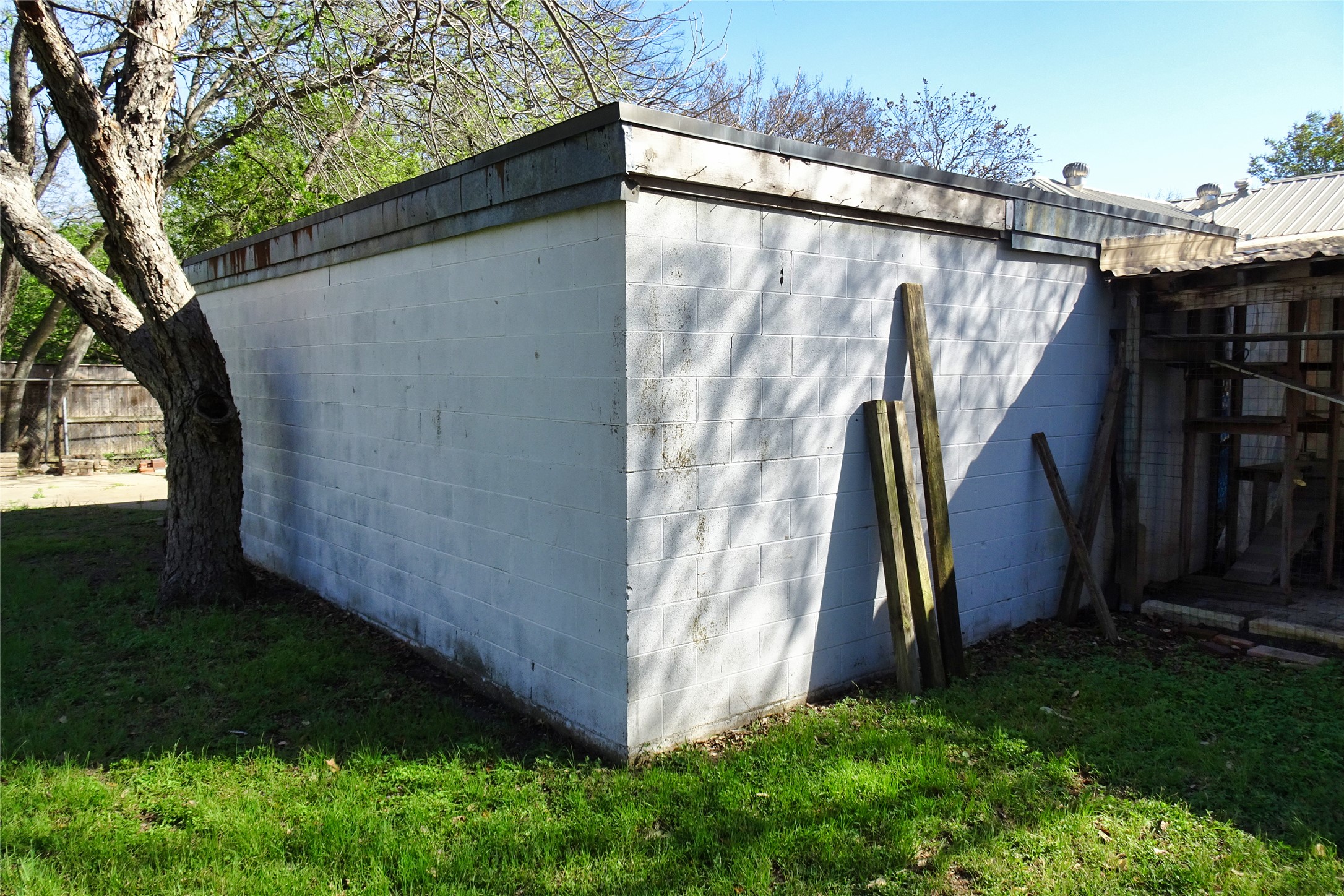 1206 Ruth Avenue Austin, TX 78757 - Photo 37 of 37 a view of a backyard