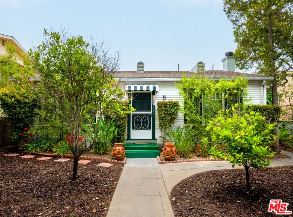 729 9th Street, Unit FRONTHOUSE Santa Monica, CA 90402 - Photo 1 of 12