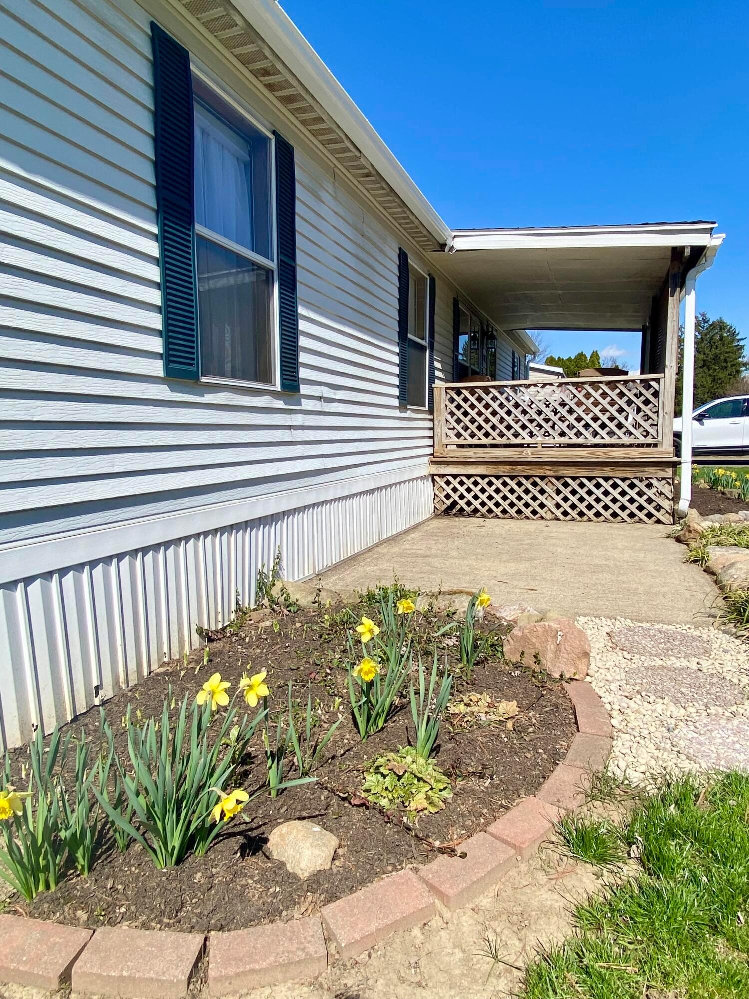 303 Ridgeview Drive Circleville, OH 43113 - Photo 2 of 22 flower bed