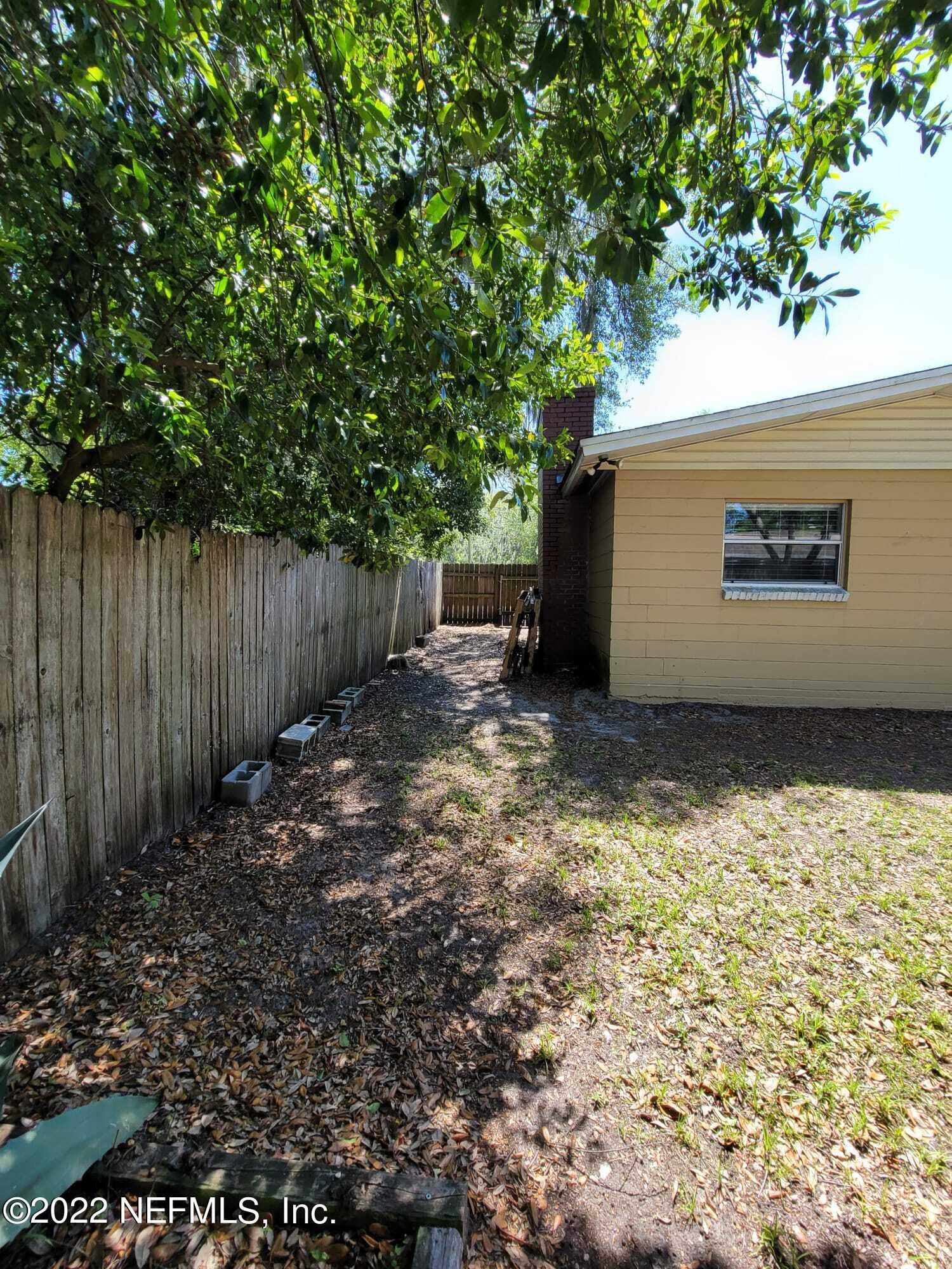 7371 Wheat Road Jacksonville, FL 32244 - Photo 9 of 28 Side yard