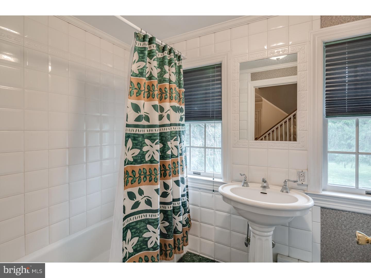 612 Warwick Road Barrington, NJ 08033 - Photo 17 of 25 Bathroom