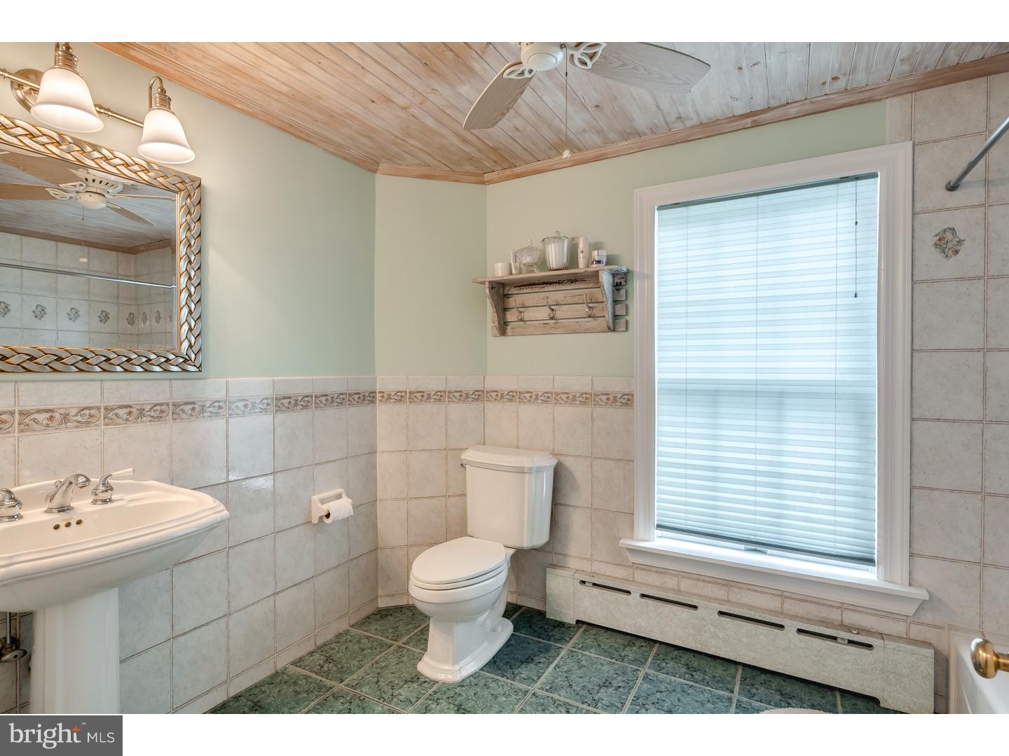 612 Warwick Road Barrington, NJ 08033 - Photo 20 of 25 Bathroom