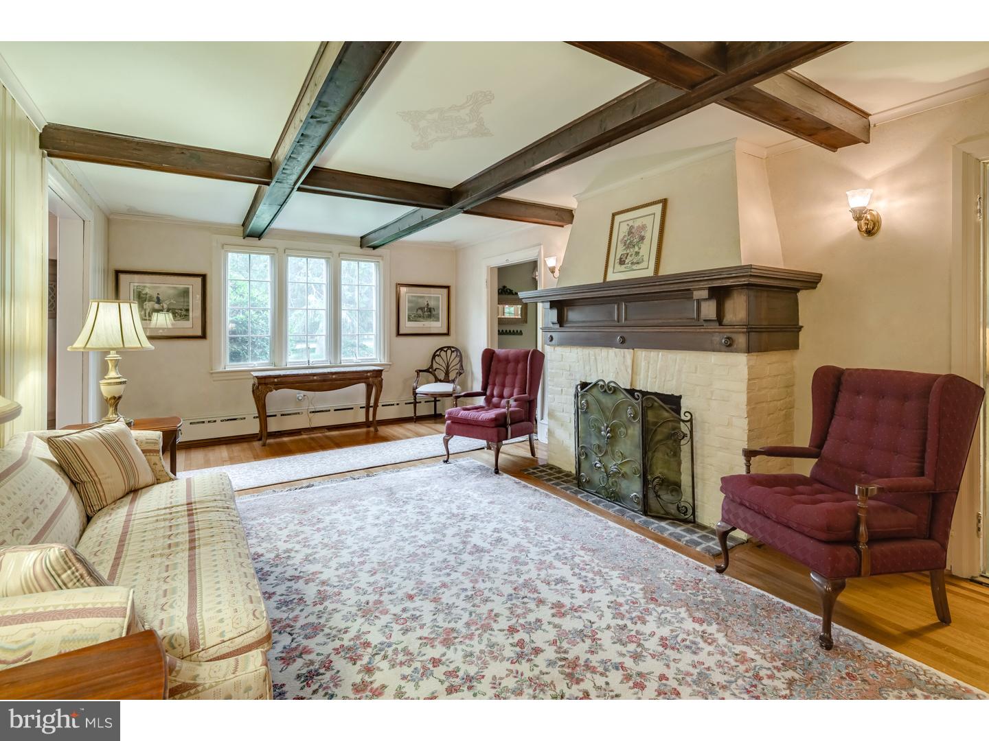 612 Warwick Road Barrington, NJ 08033 - Photo 3 of 25 Living Room
