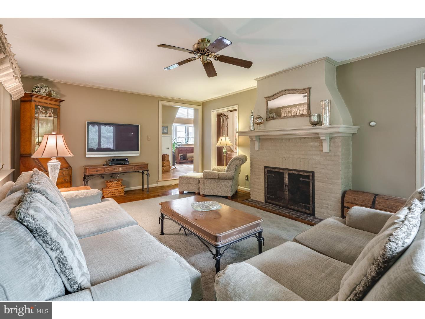 612 Warwick Road Barrington, NJ 08033 - Photo 9 of 25 Family Room