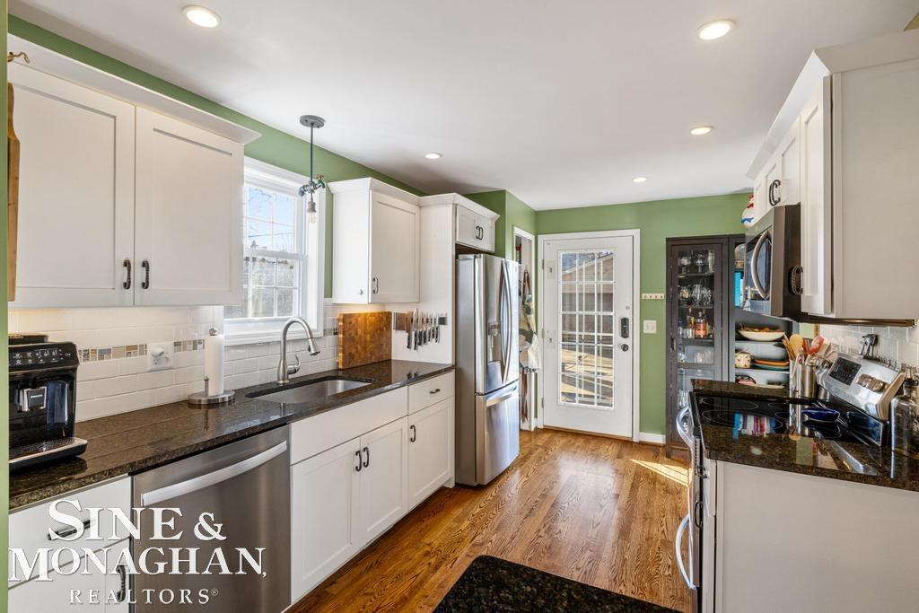 1379 Hampton Road Grosse Pointe, MI 48236 - Photo 8 of 42 50128952-cfca89b5-3c17-45cb-aaff-8d796e537ee7.JPG