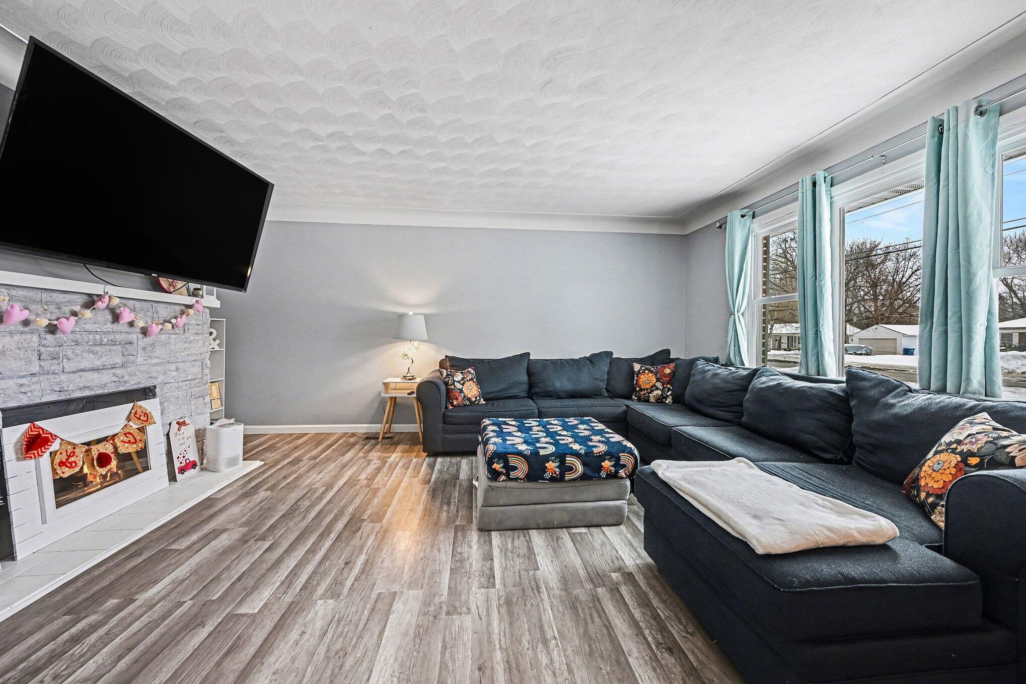 2910 Parchmount Avenue Kalamazoo, MI 49004 - Photo 3 of 28 007_file_1706