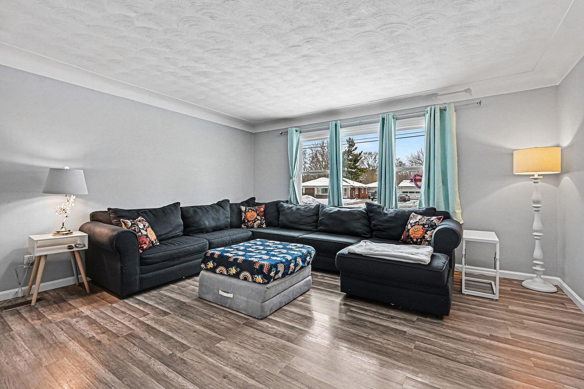 2910 Parchmount Avenue Kalamazoo, MI 49004 - Photo 4 of 28 008_file_3665