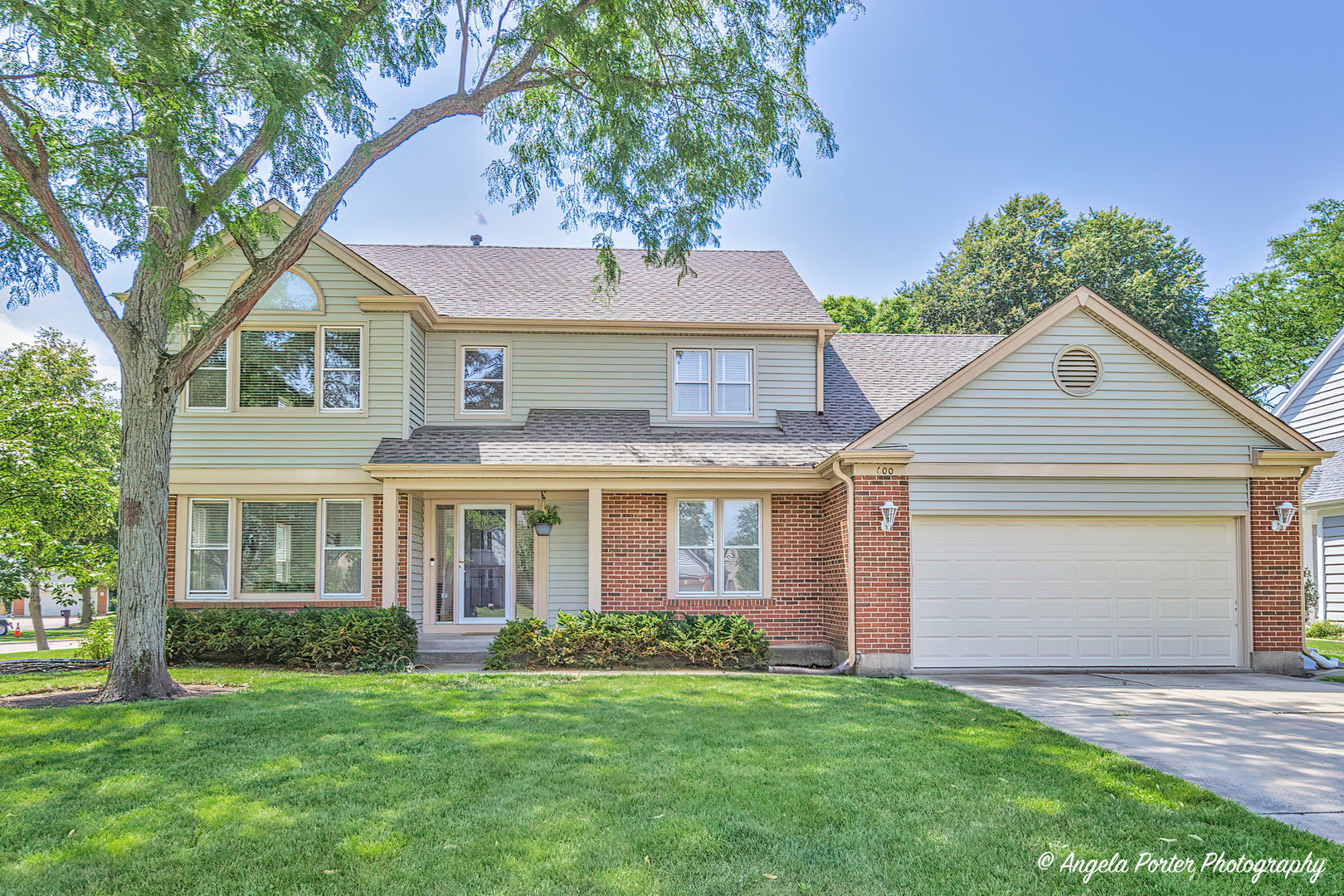 600 Raintree Road Buffalo Grove, IL 60089 - Photo 1 of 46 a front view of a house with a garden