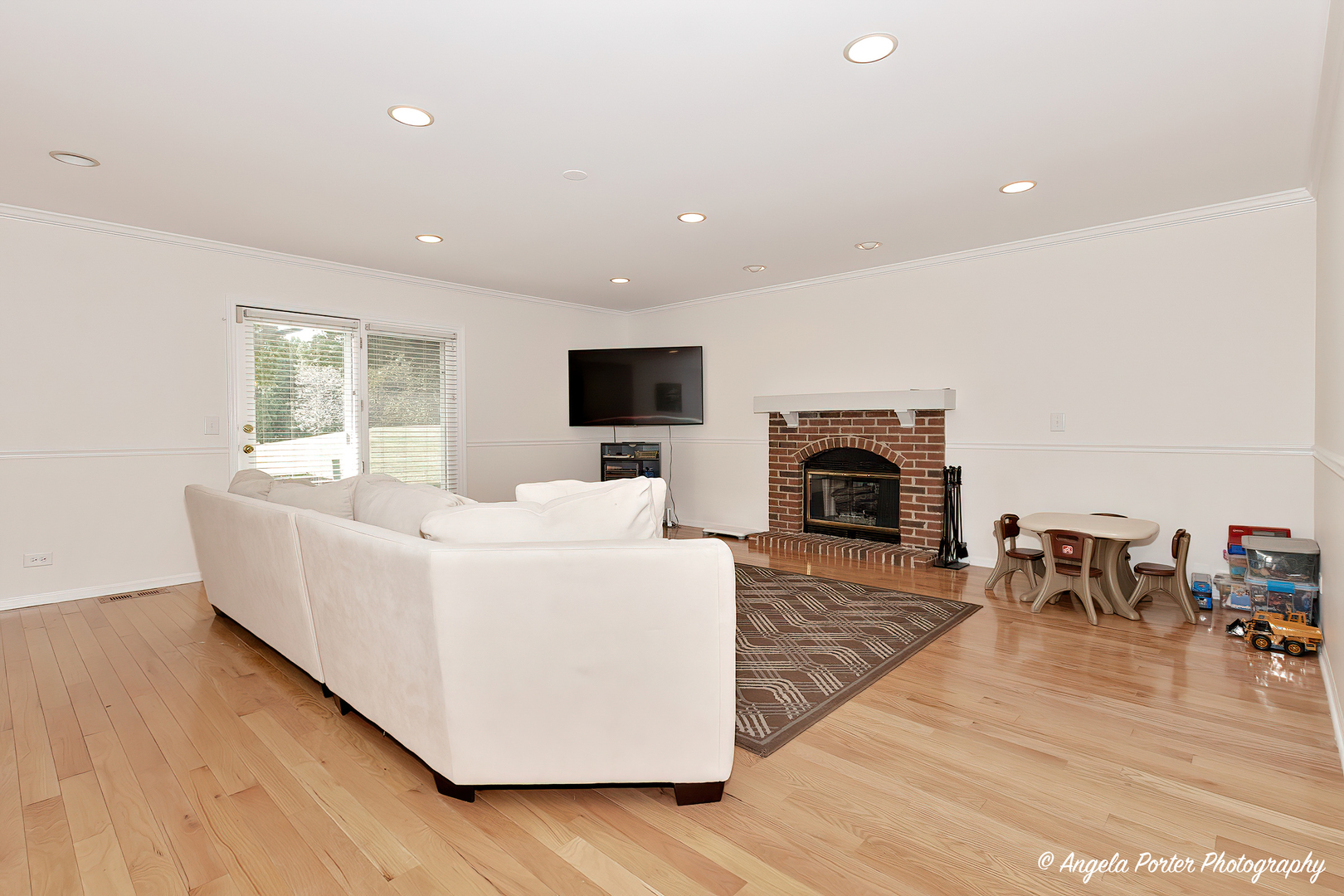 600 Raintree Road Buffalo Grove, IL 60089 - Photo 18 of 46 a living room with furniture a fireplace and a flat screen tv