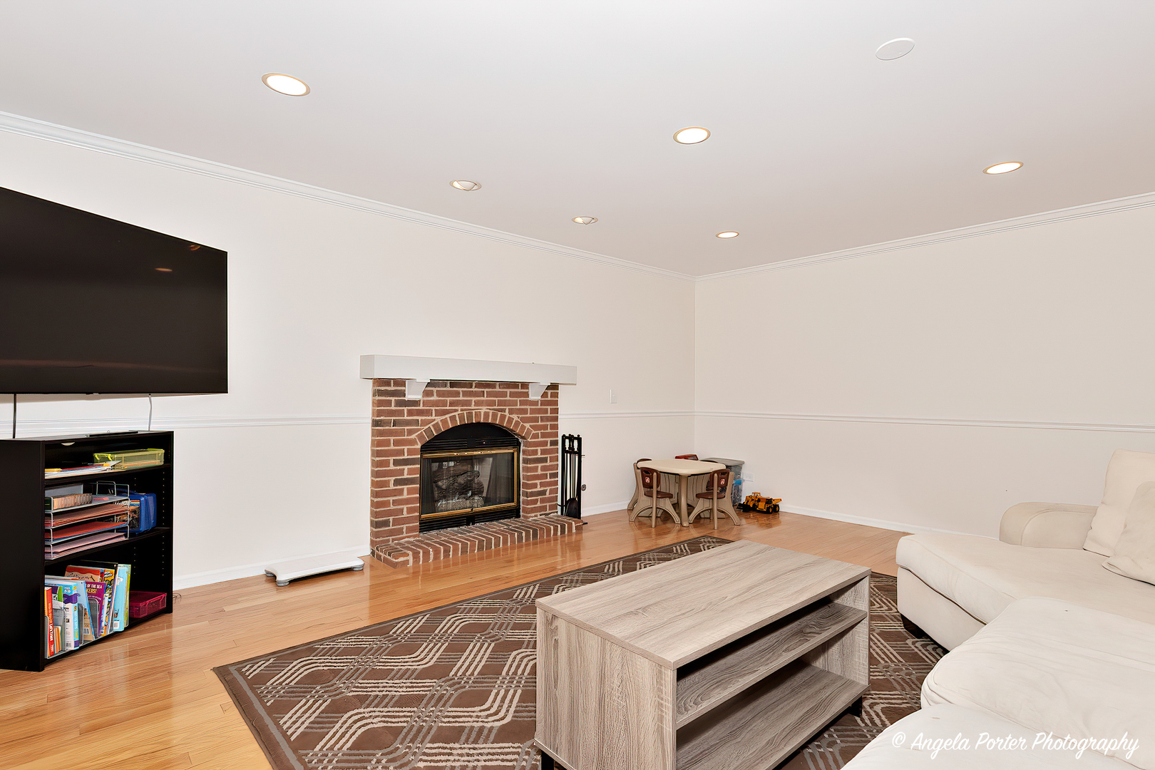600 Raintree Road Buffalo Grove, IL 60089 - Photo 19 of 46 a living room with furniture and a flat screen tv