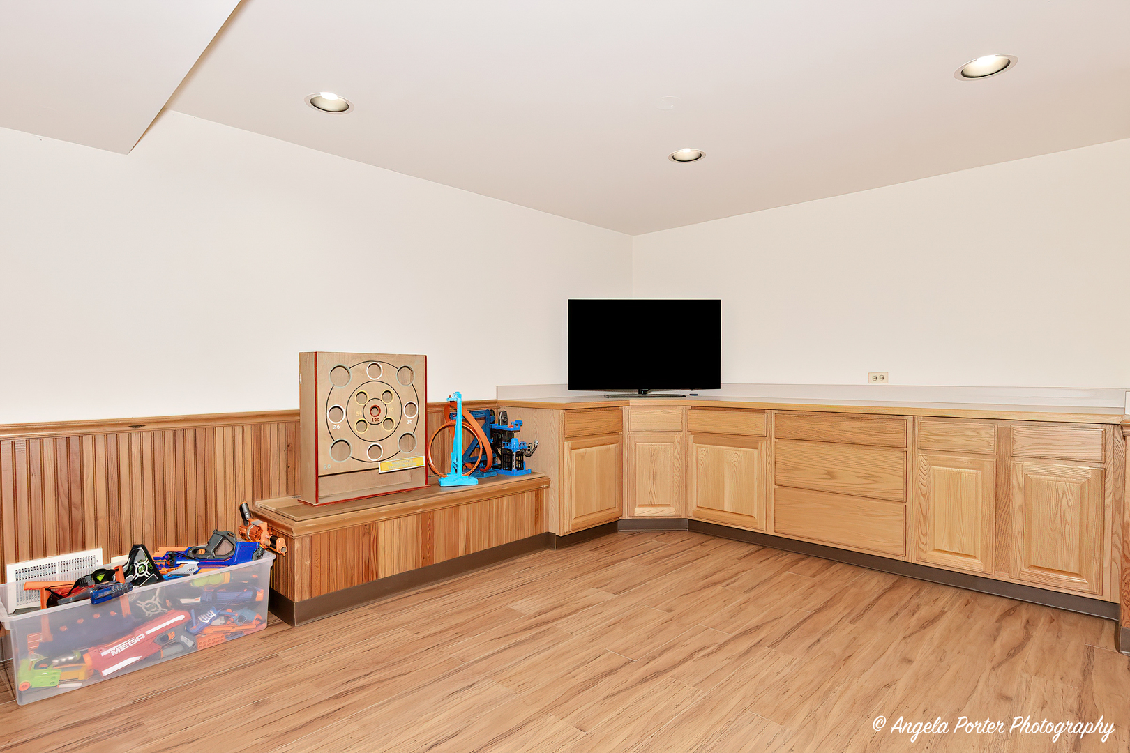 600 Raintree Road Buffalo Grove, IL 60089 - Photo 35 of 46 a living room with furniture and a flat screen tv