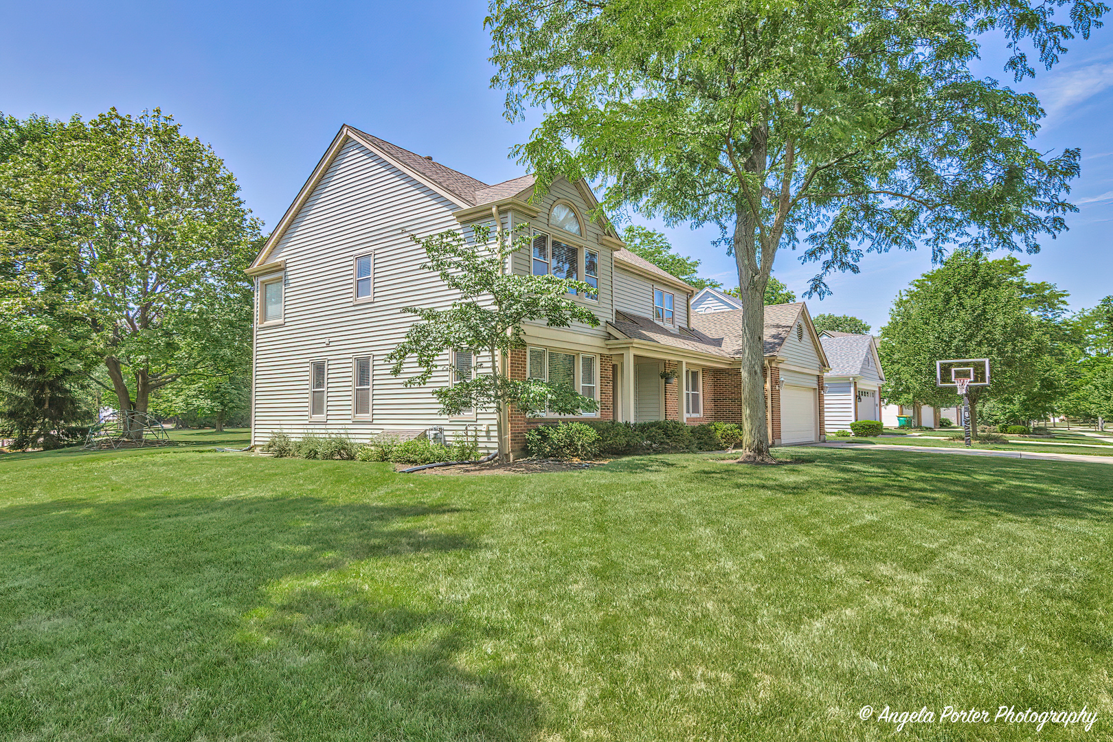 600 Raintree Road Buffalo Grove, IL 60089 - Photo 45 of 46 a front view of a house with a garden