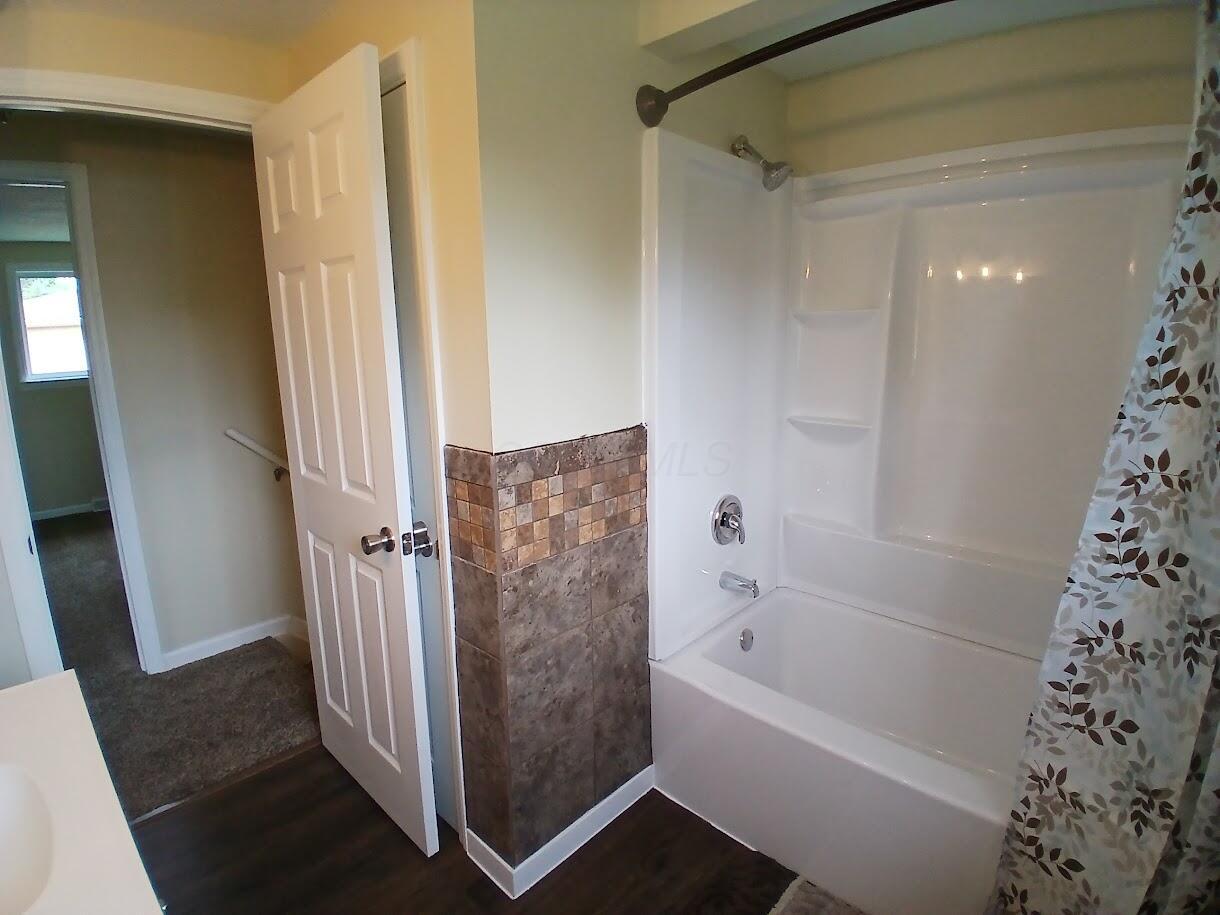 2489 Lipton Road Columbus, OH 43232 - Photo 24 of 26 Upstairs full bath