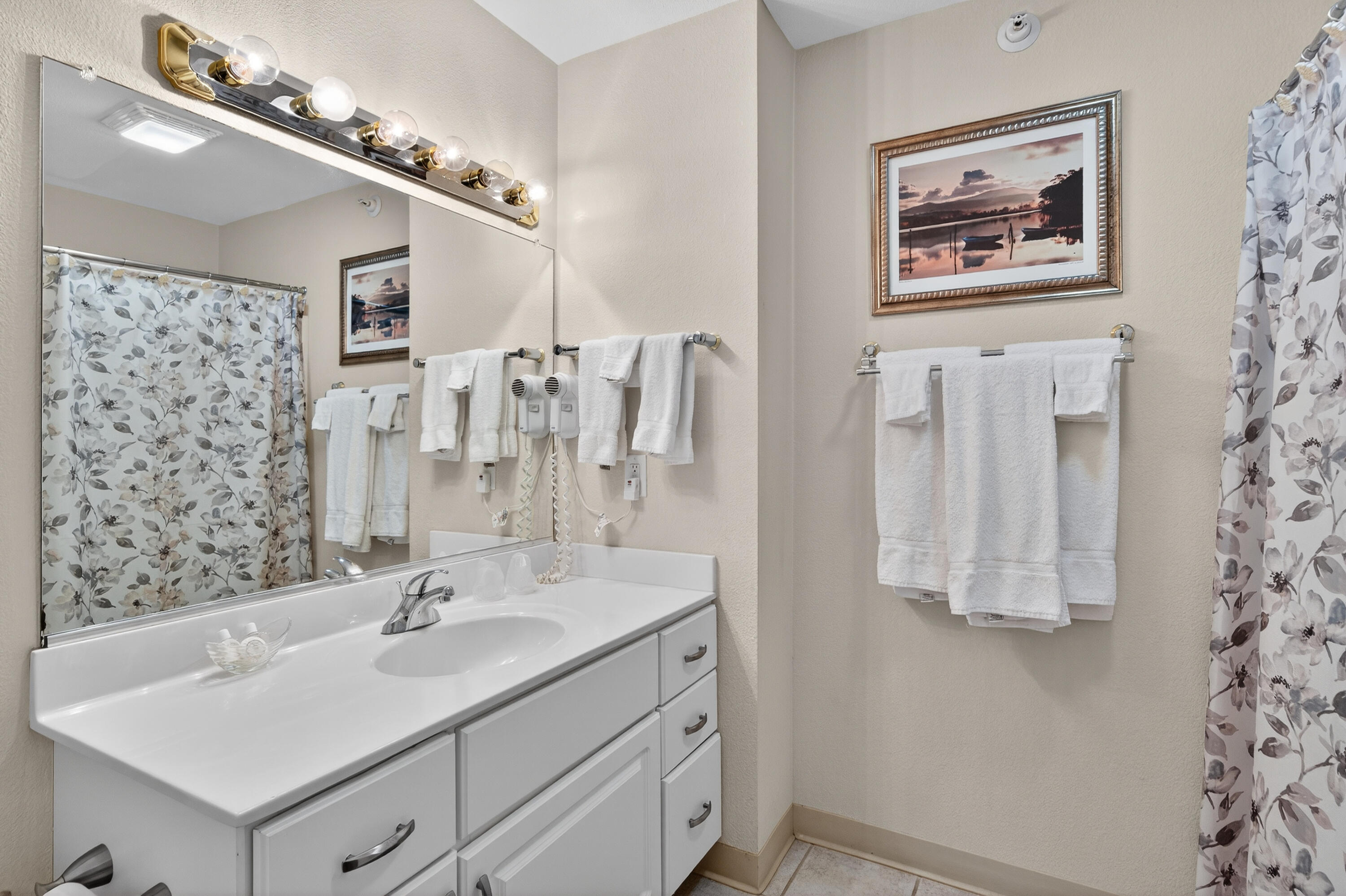 1505 South Shore Drive, Unit 327 Delavan, WI 53115 - Photo 9 of 20 Main Floor Bathroom with Tub