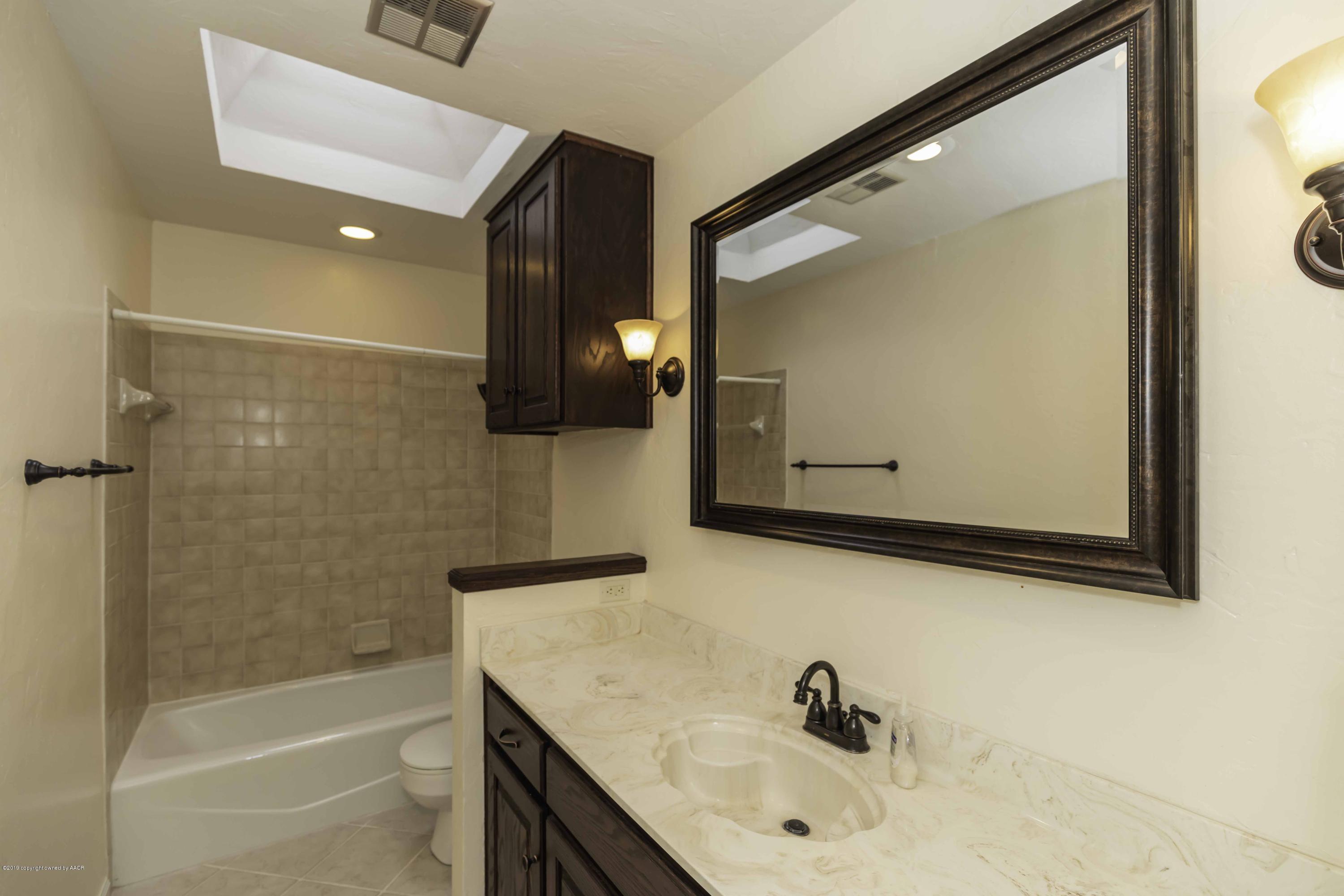 8009 Arbor Street Amarillo, TX 79110 - Photo 20 of 31 BATHROOM 2 VIEW 1