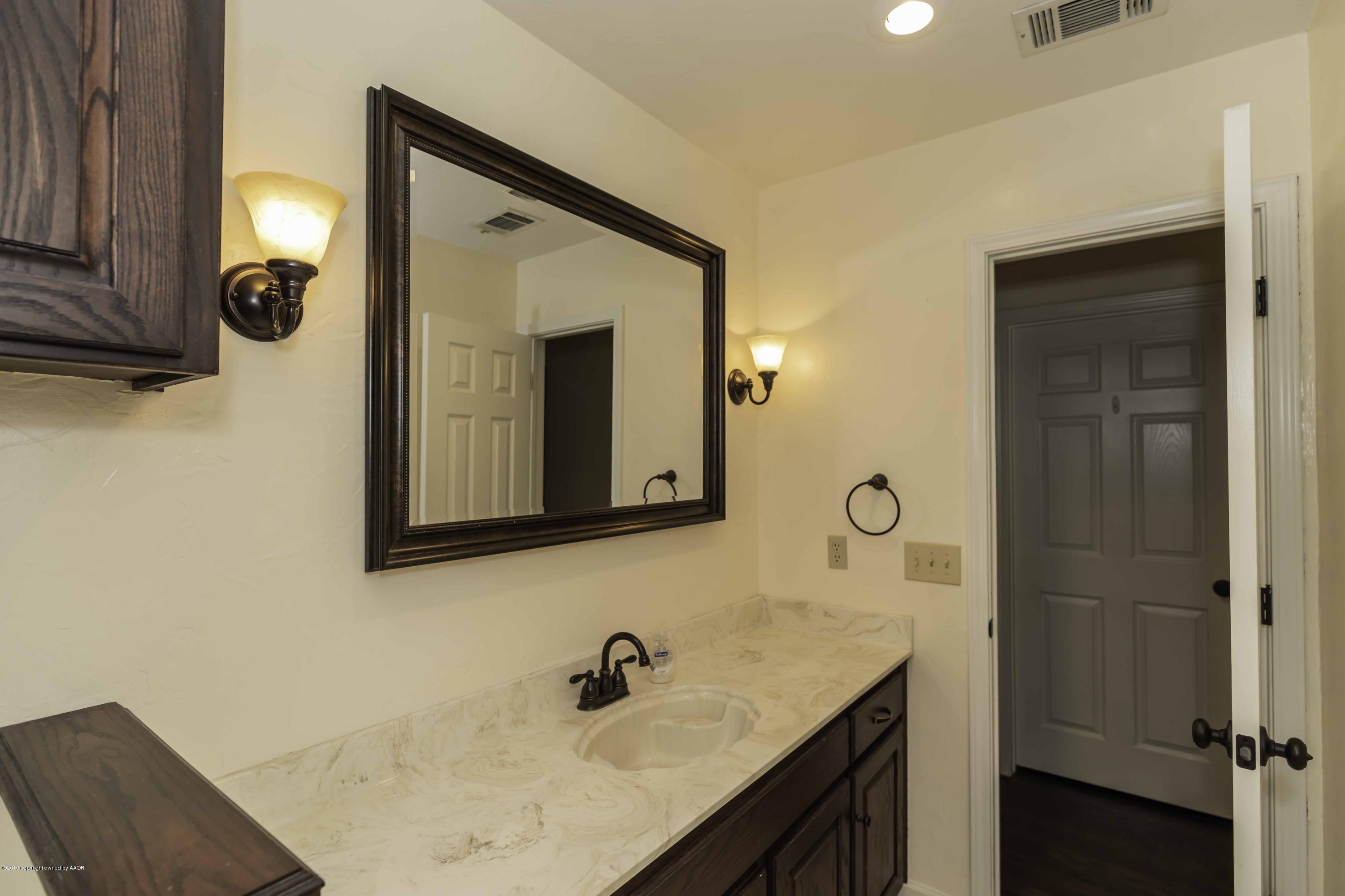 8009 Arbor Street Amarillo, TX 79110 - Photo 21 of 31 BATHROOM 2 VIEW 2