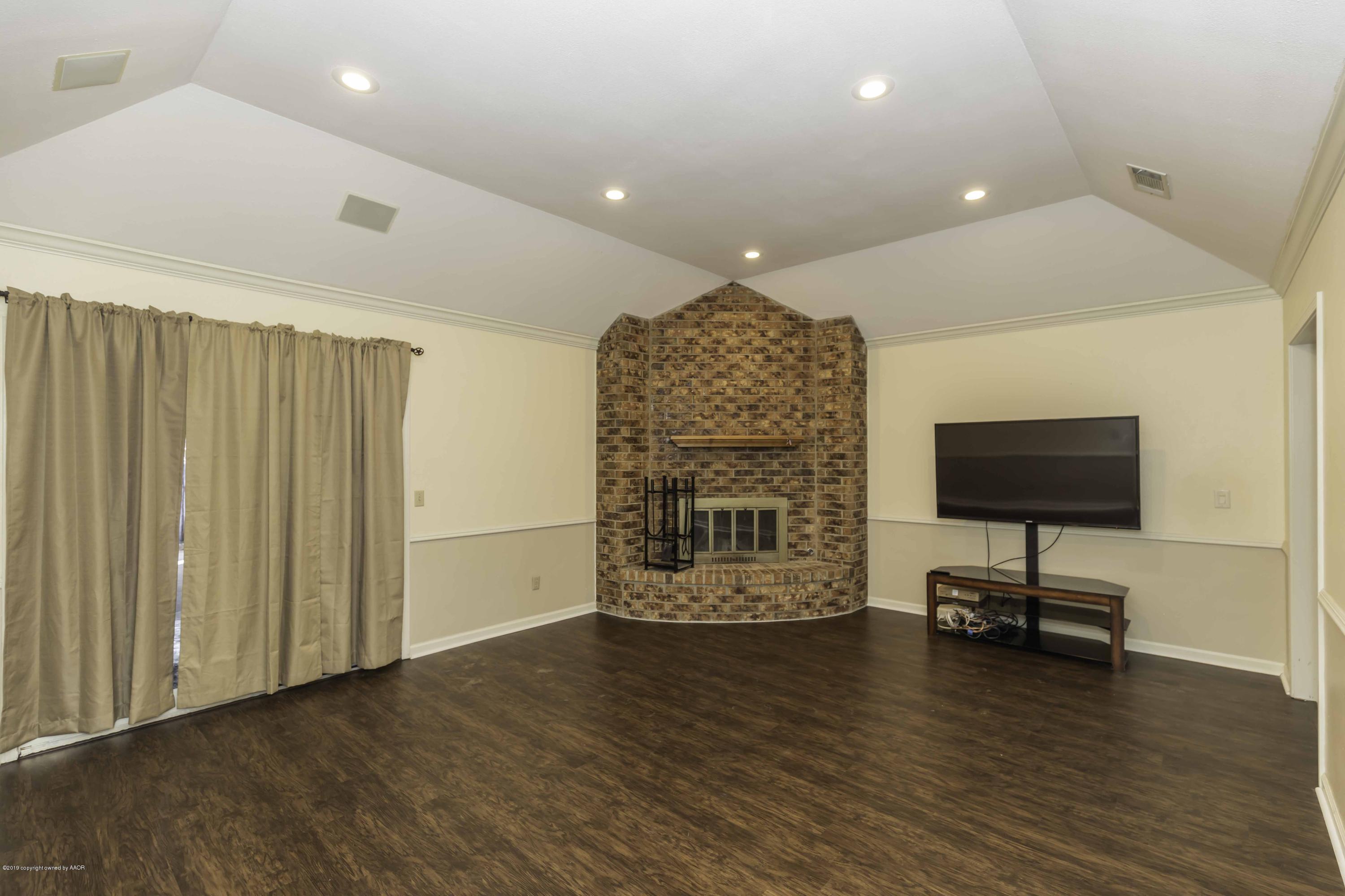 8009 Arbor Street Amarillo, TX 79110 - Photo 4 of 31 LIVING ROOM VIEW 1