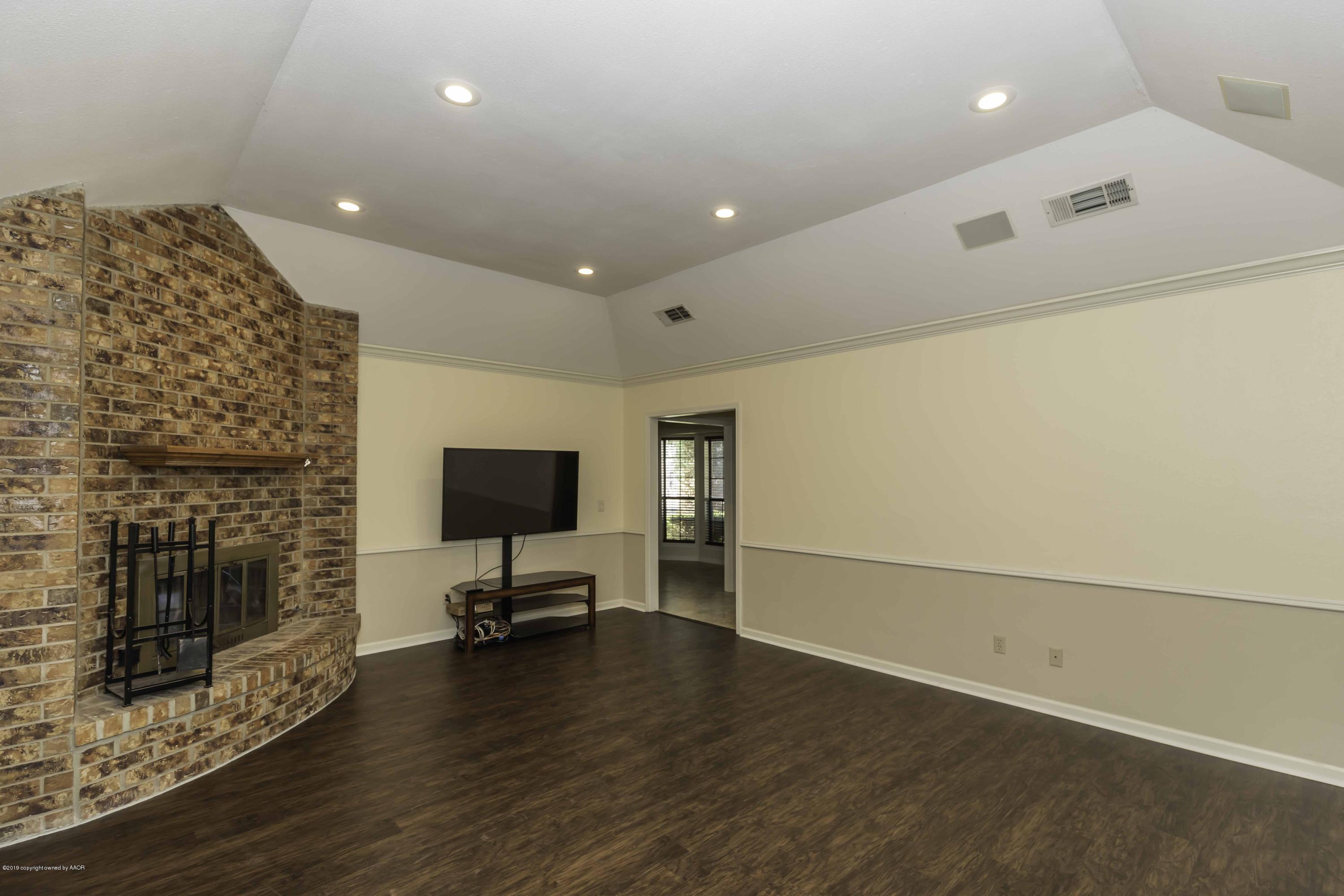 8009 Arbor Street Amarillo, TX 79110 - Photo 5 of 31 LIVING ROOM VIEW 2