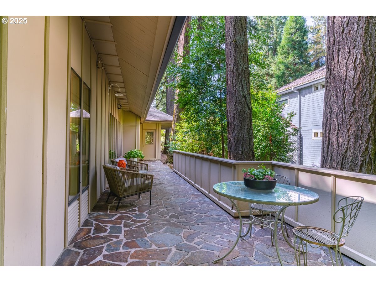589 Ridgeway Road Lake Oswego, OR 97034 - Photo 30 of 41 Gallery Image 30