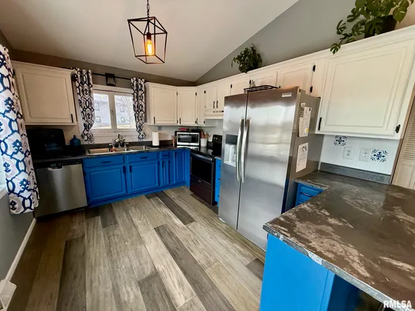 $315,000 | 807 Poplar Drive, Petersburg, IL 62675