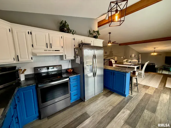 $315,000 | 807 Poplar Drive, Petersburg, IL 62675