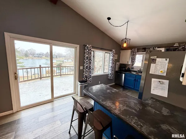 $315,000 | 807 Poplar Drive, Petersburg, IL 62675