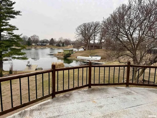 $315,000 | 807 Poplar Drive, Petersburg, IL 62675