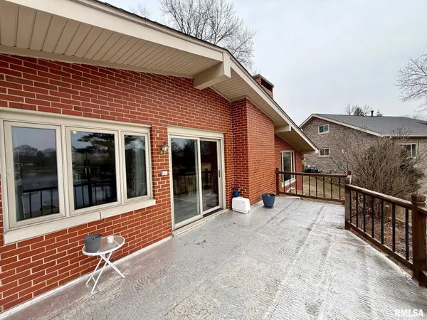 $315,000 | 807 Poplar Drive, Petersburg, IL 62675