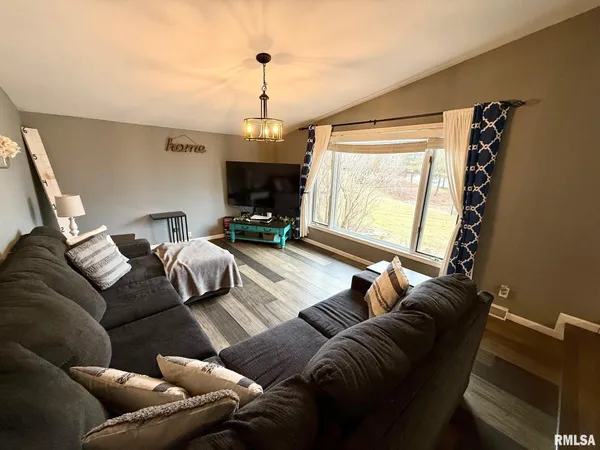 $315,000 | 807 Poplar Drive, Petersburg, IL 62675