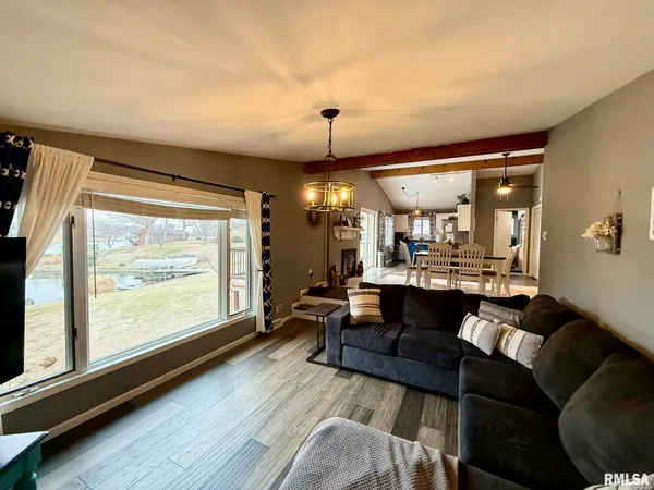 $315,000 | 807 Poplar Drive, Petersburg, IL 62675