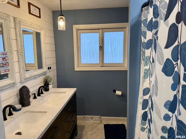 $315,000 | 807 Poplar Drive, Petersburg, IL 62675