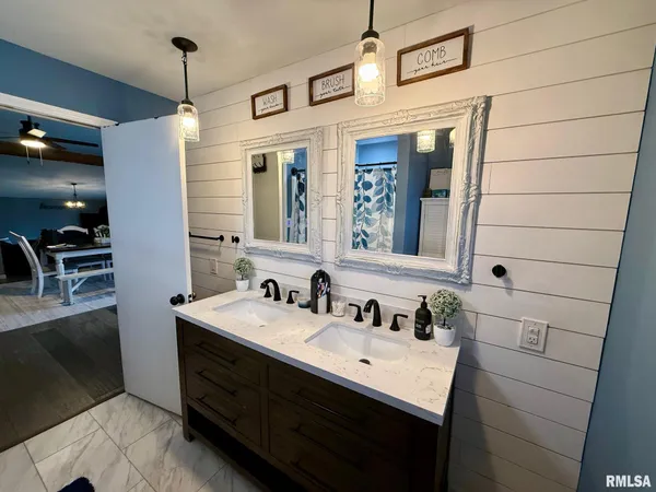 $315,000 | 807 Poplar Drive, Petersburg, IL 62675