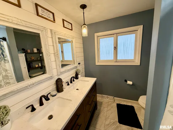 $315,000 | 807 Poplar Drive, Petersburg, IL 62675