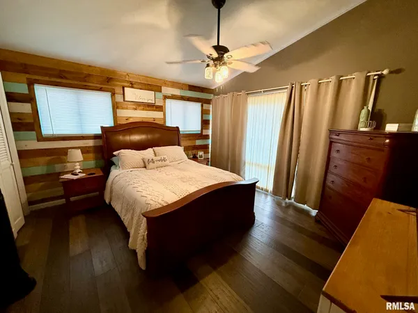 $315,000 | 807 Poplar Drive, Petersburg, IL 62675