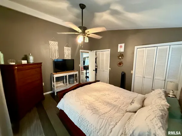 $315,000 | 807 Poplar Drive, Petersburg, IL 62675