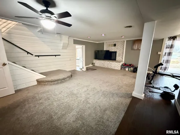 $315,000 | 807 Poplar Drive, Petersburg, IL 62675